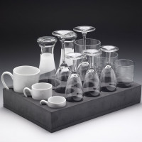 Porcelán bögrék és üveg poharak